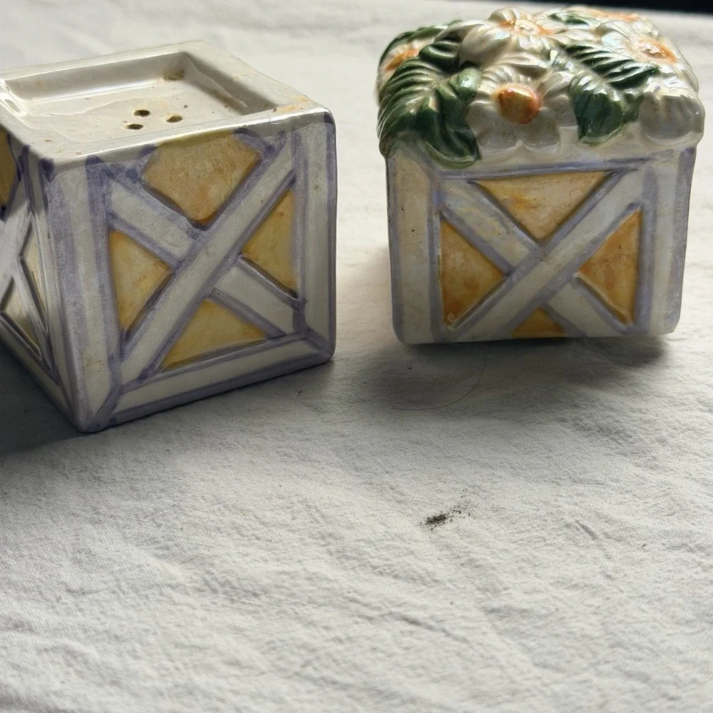 Stackable Flower Bouquet Box Salt & Pepper Shakers